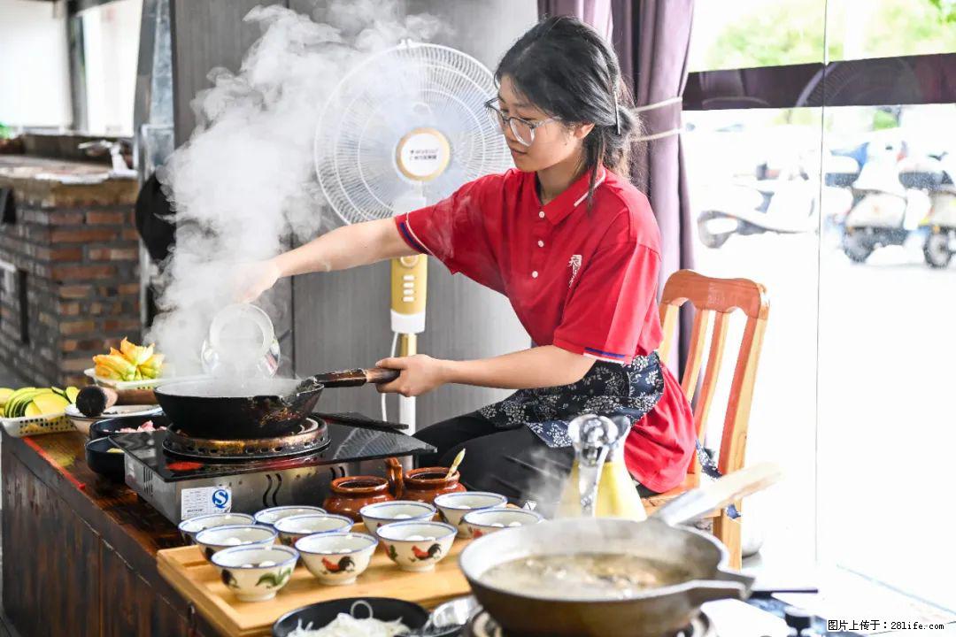 全网追的“扁担女孩”,找了一份暑假工,时薪12元 - 榆林生活资讯 - 榆林28生活网 yl.28life.com